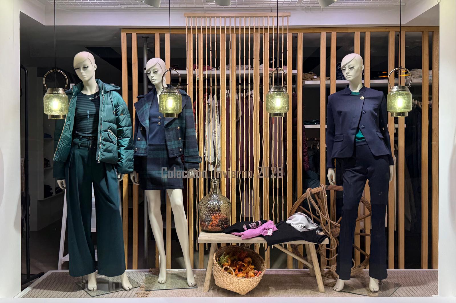 Colección de moda femenina con vestidos fluidos y accesorios